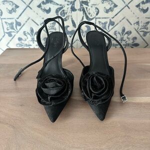 BLACK HEEL WITH ROSE